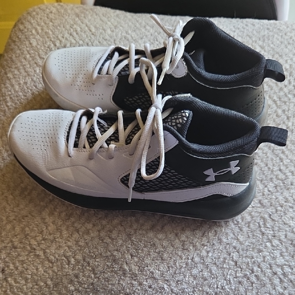 Men's Size 9 Under Armour Black and White Athletic Shoes High Tops